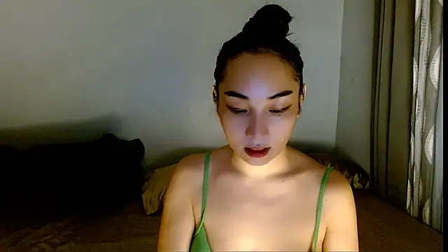 Snapshot of SweetLilly_18 chatting on 04.09.26 SweetLilly 18 online show from 04.09.26