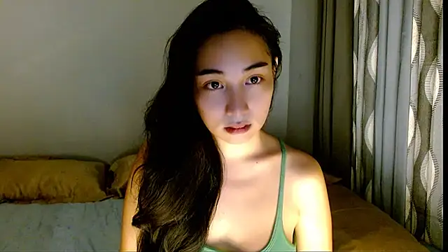 Snapshot of SweetLilly_18 chatting on 04.12.26 SweetLilly 18 online show from 04.12.26