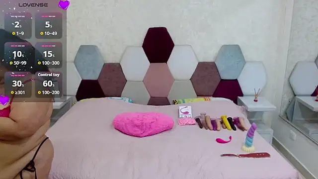 Snapshot of angel_blue chatting on 09.26.25 angel blue online show from 09.26.25