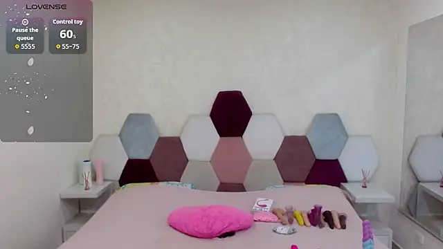 Snapshot of angel_blue chatting on 10.14.25 angel blue online show from 10.14.25