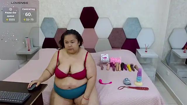 Snapshot of angel_blue chatting on 10.28.25 angel blue online show from 10.28.25