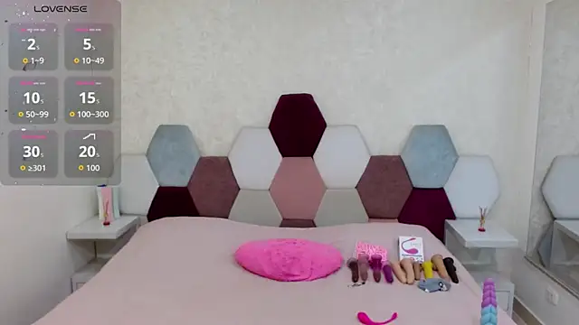 Snapshot of angel_blue chatting on 10.29.25 angel blue online show from 10.29.25