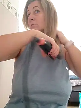 Snapshot of Elza01 chatting on 09.29.25 Elza01 online show from 09.29.25