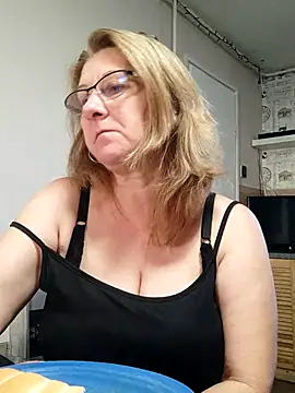 Snapshot of Elza01 chatting on 10.17.25 Elza01 online show from 10.17.25