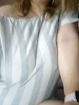 Snapshot of Elza01 chatting on 02.15.26 Elza01 online show from 02.15.26