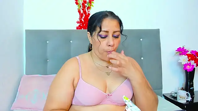 Snapshot of SexxyPamela chatting on 09.24.25 SexxyPamela online show from 09.24.25