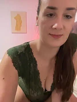 Snapshot of EllaMae chatting on 02.26.25 EllaMae online show from 02.26.25