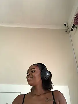 Snapshot of LuciousLips96 chatting on 02.04.25 LuciousLips96 online show from 02.04.25