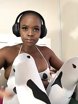 Snapshot of LuciousLips96 chatting on 02.07.25 LuciousLips96 online show from 02.07.25