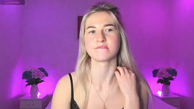 Snapshot of AnnaCarrera chatting on 12.18.24 AnnaCarrera online show from 12.18.24