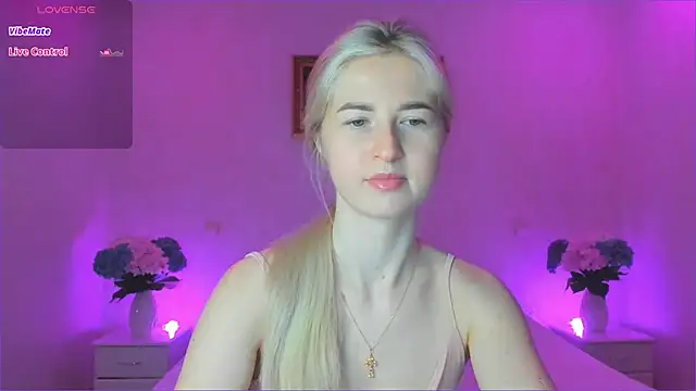 Snapshot of AnnaCarrera chatting on 01.04.25 AnnaCarrera online show from 01.04.25