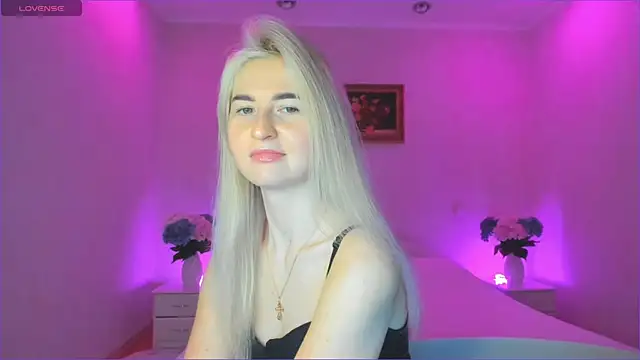 Snapshot of AnnaCarrera chatting on 01.08.25 AnnaCarrera online show from 01.08.25