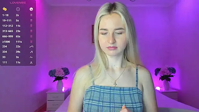 Snapshot of AnnaCarrera chatting on 01.18.25 AnnaCarrera online show from 01.18.25