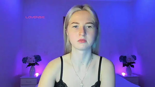 Snapshot of AnnaCarrera chatting on 03.08.25 AnnaCarrera online show from 03.08.25