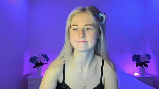 Snapshot of AnnaCarrera chatting on 03.18.25 AnnaCarrera online show from 03.18.25