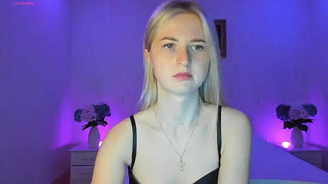 Snapshot of AnnaCarrera chatting on 03.19.25 AnnaCarrera online show from 03.19.25