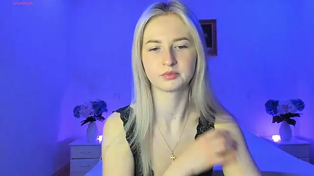 Snapshot of AnnaCarrera chatting on 03.21.25 AnnaCarrera online show from 03.21.25