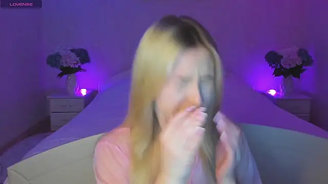 Snapshot of AnnaCarrera chatting on 09.17.25 AnnaCarrera online show from 09.17.25