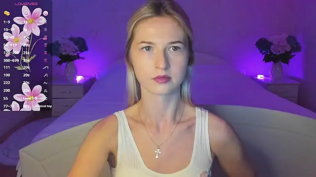 Snapshot of AnnaCarrera chatting on 09.18.25 AnnaCarrera online show from 09.18.25