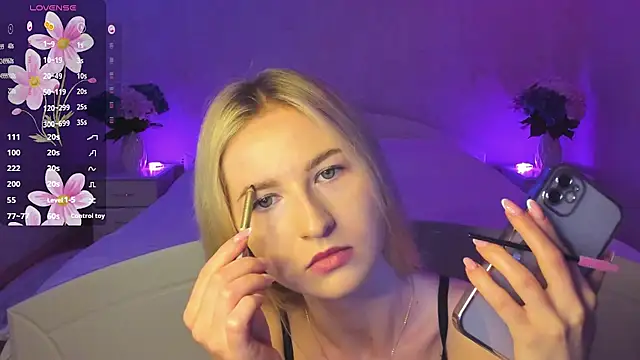 Snapshot of AnnaCarrera chatting on 09.20.25 AnnaCarrera online show from 09.20.25