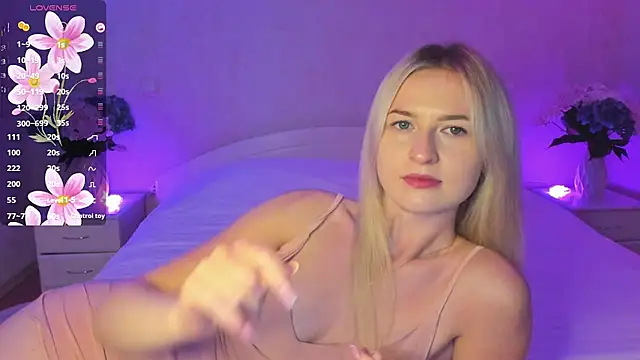 Snapshot of AnnaCarrera chatting on 09.25.25 AnnaCarrera online show from 09.25.25