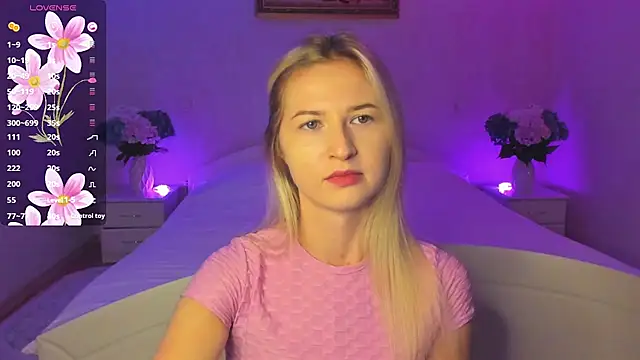 Snapshot of AnnaCarrera chatting on 09.30.25 AnnaCarrera online show from 09.30.25