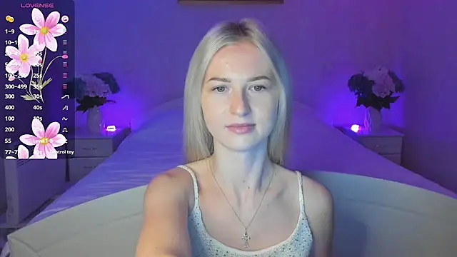 Snapshot of AnnaCarrera chatting on 10.16.25 AnnaCarrera online show from 10.16.25