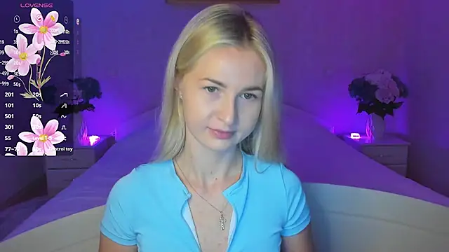 Snapshot of AnnaCarrera chatting on 10.22.25 AnnaCarrera online show from 10.22.25