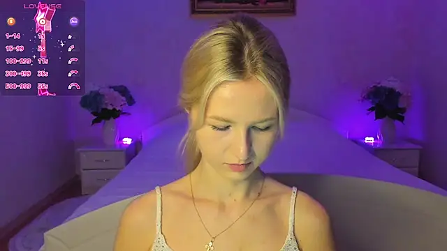 Snapshot of AnnaCarrera chatting on 11.21.25 AnnaCarrera online show from 11.21.25