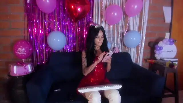 Snapshot of secretgreisy_ chatting on 11.21.25 secretgreisy online show from 11.21.25