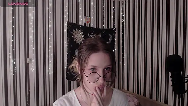 Snapshot of _Hanna_Moon_ chatting on 10.12.25 Hanna Moon online show from 10.12.25