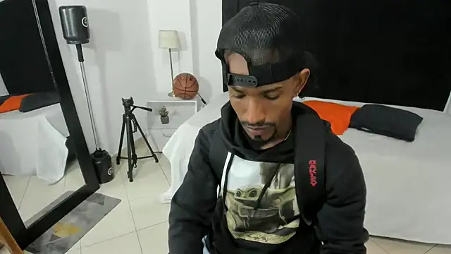 Snapshot of anhtony_wayans chatting on 10.05.25 anhtony wayans online show from 10.05.25