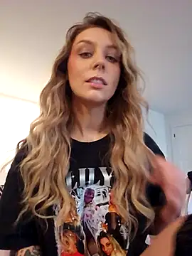 Snapshot of LilyOrion chatting on 10.23.25 LilyOrion online show from 10.23.25