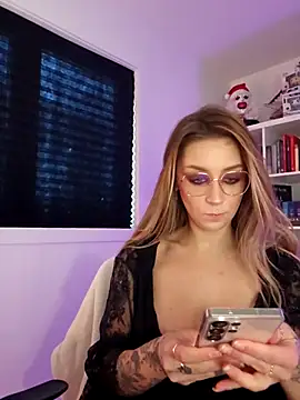 Snapshot of LilyOrion chatting on 11.18.25 LilyOrion online show from 11.18.25