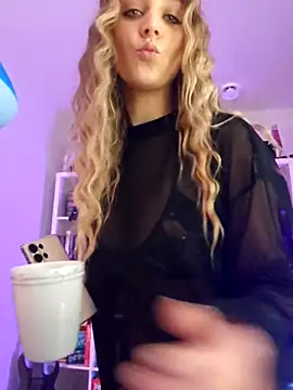 Snapshot of LilyOrion chatting on 11.24.25 LilyOrion online show from 11.24.25