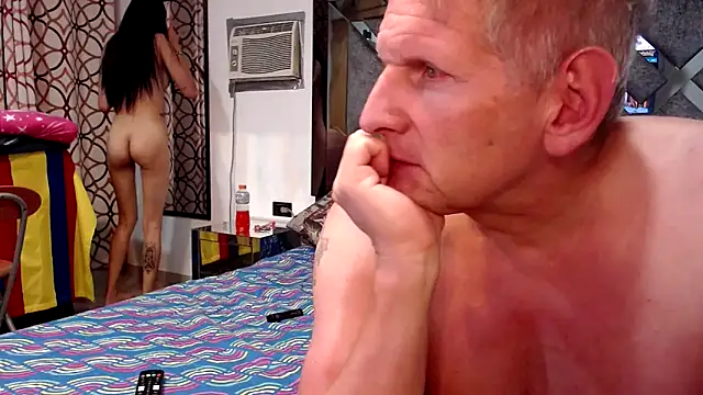 Snapshot of carlosbangsstar chatting on 11.03.25 carlosbangsstar online show from 11.03.25