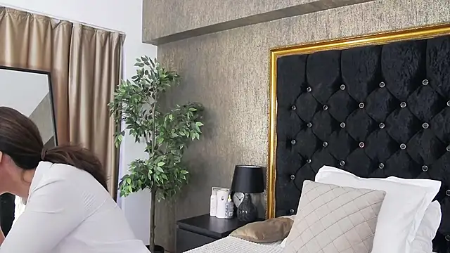 Snapshot of LisaCroft chatting on 02.22.25 LisaCroft online show from 02.22.25