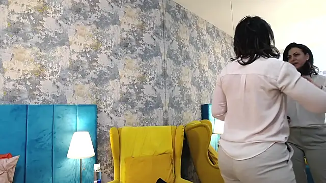 Snapshot of LisaCroft chatting on 09.28.25 LisaCroft online show from 09.28.25