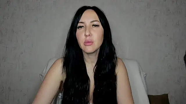 Snapshot of MissGulia chatting on 11.08.25 MissGulia online show from 11.08.25