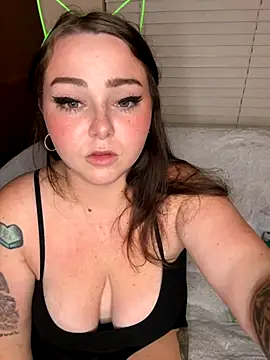 Snapshot of Kira_tattoo chatting on 10.19.25 Kira tattoo online show from 10.19.25