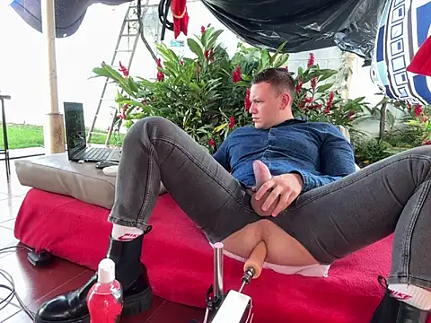 Snapshot of simon_and_david chatting on 09.08.25 simon and david online show from 09.08.25