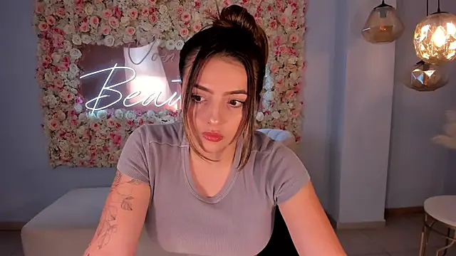 Snapshot of AmyWood chatting on 12.24.24 AmyWood online show from 12.24.24