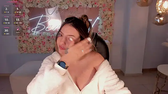 Snapshot of AmyWood chatting on 12.24.24 AmyWood online show from 12.24.24