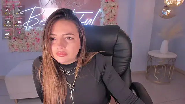 Snapshot of AmyWood chatting on 12.28.24 AmyWood online show from 12.28.24