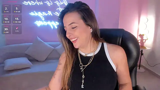 Snapshot of AmyWood chatting on 12.28.24 AmyWood online show from 12.28.24