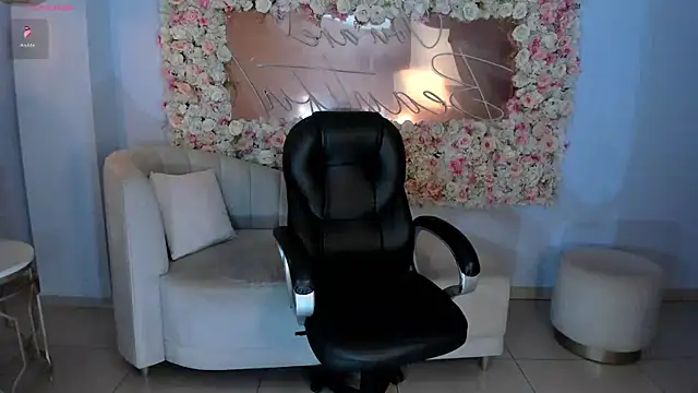 Snapshot of AmyWood chatting on 01.15.25 AmyWood online show from 01.15.25