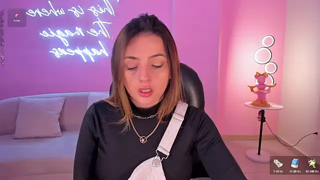 Snapshot of AmyWood chatting on 01.16.25 AmyWood online show from 01.16.25