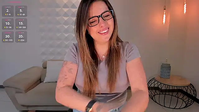 Snapshot of AmyWood chatting on 01.30.25 AmyWood online show from 01.30.25