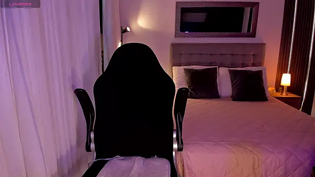 Snapshot of AmyWood chatting on 09.22.25 AmyWood online show from 09.22.25