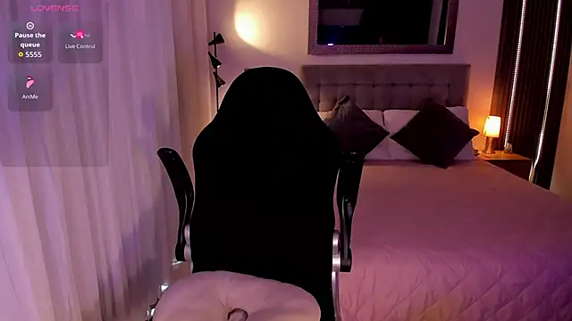 Snapshot of AmyWood chatting on 09.30.25 AmyWood online show from 09.30.25